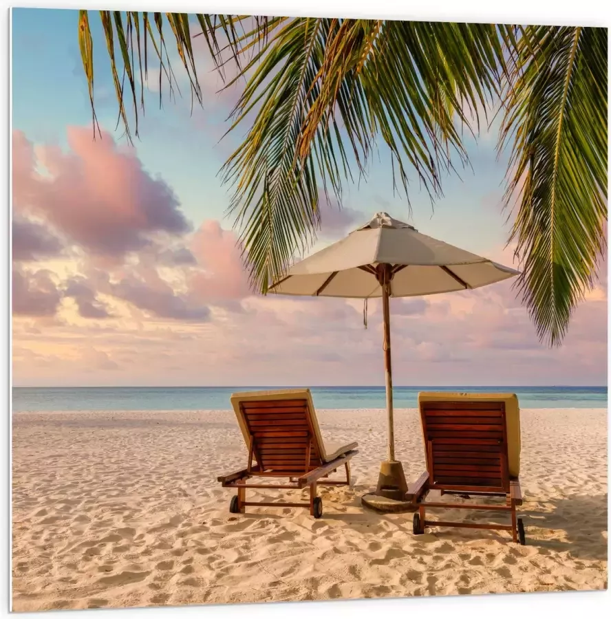 PVC Schuimplaat- Twee Ligbedden op het Strand met Palmboom 100x100 cm Foto op PVC Schuimplaat