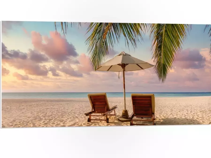 PVC Schuimplaat- Twee Ligbedden op het Strand met Palmboom 100x50 cm Foto op PVC Schuimplaat