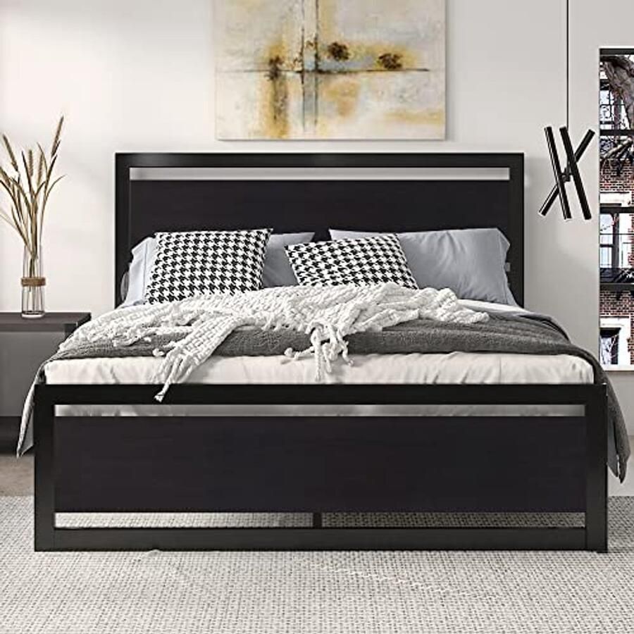 Queensize bedframe met modern houten hoofdeinde en zware metalen ondersteuning