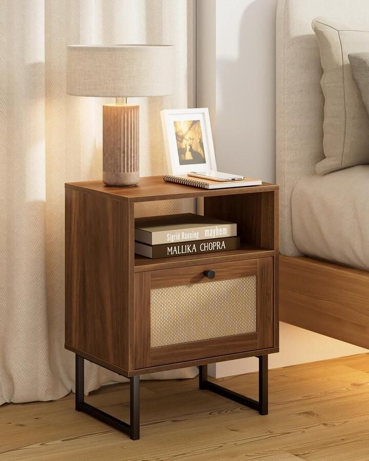 Rotan nachtkastje modern bohemien houten nachtkastje met lade en open plank klein gouden frame bijzettafel voor slaapkamer woonkamer kantoor (bruin)
