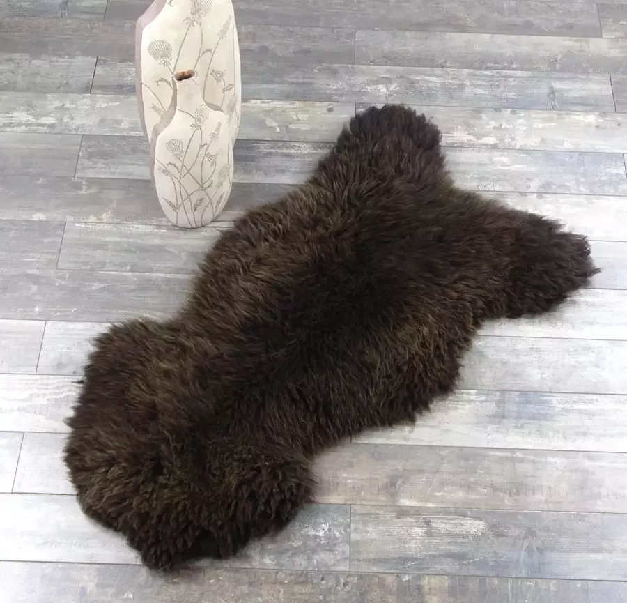 Schapenvachtje Vloerkleed Chocolade Bruin Luxe Uitstraling Uniek 100% ECHT Lamsvachtje 110 x 60 cm Prachtig Vol Haar Zitkussen Bankbedekking OP=OP !