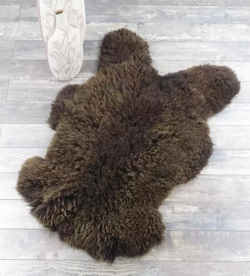 Schapenvachtje Vloerkleed –Donker Bruin Luxe Uitstraling Uniek 100% ECHT Lamsvachtje 90 x 60 cm Prachtig Vol Haar 100% ECHT – Zitkussen Bankbedekking OP=OP !