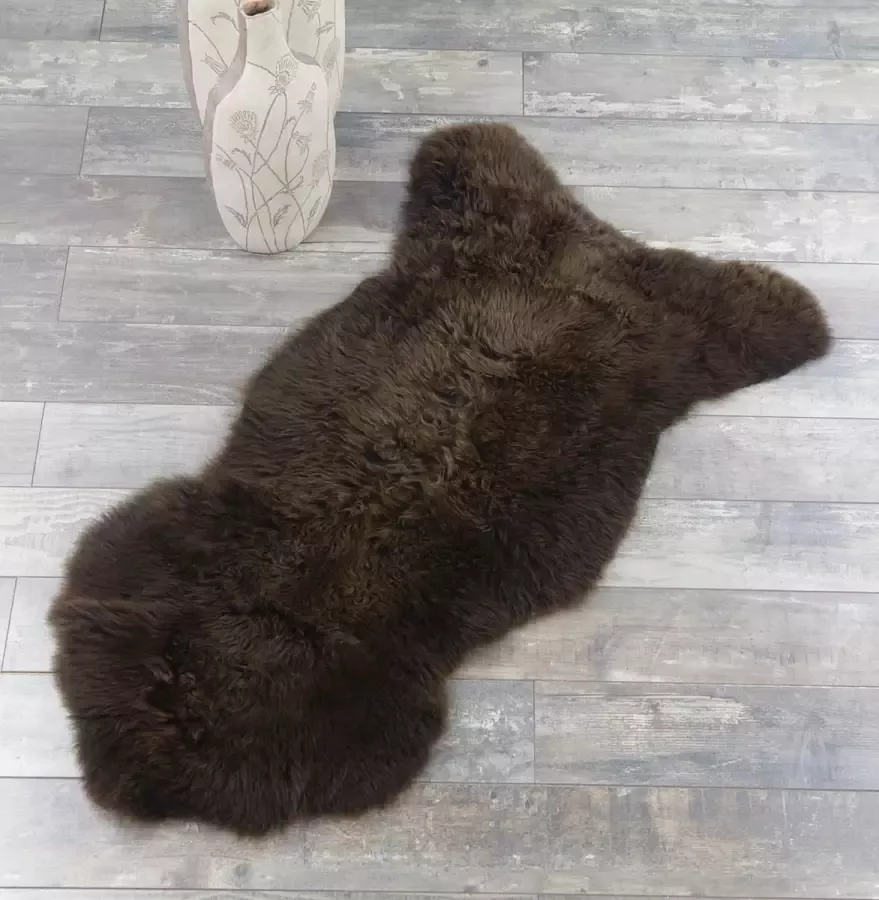 Schapenvachtje Vloerkleed – Zeer Donker Bruin Luxe Uitstraling Uniek 100% ECHT Lamsvachtje 110 x 60 cm Prachtig Vol Haar 100% ECHT – Zitkussen Bankbedekking OP=OP !