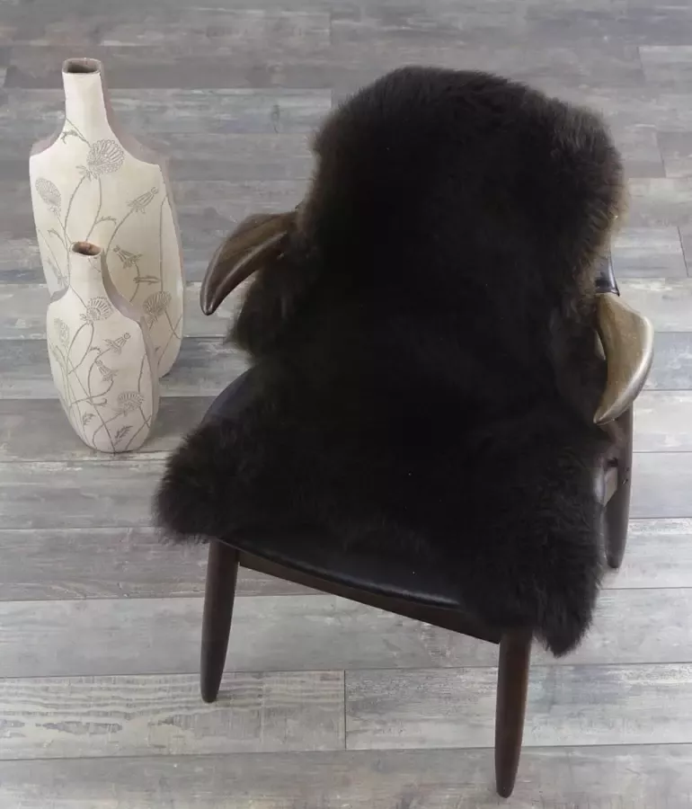 Schapenvachtje Vloerkleed – Zeer Donker Bruin Luxe Uitstraling Uniek 100% ECHT Lamsvachtje 90 x 60 cm Prachtig Vol Haar 100% ECHT – Zitkussen Bankbedekking OP=OP !
