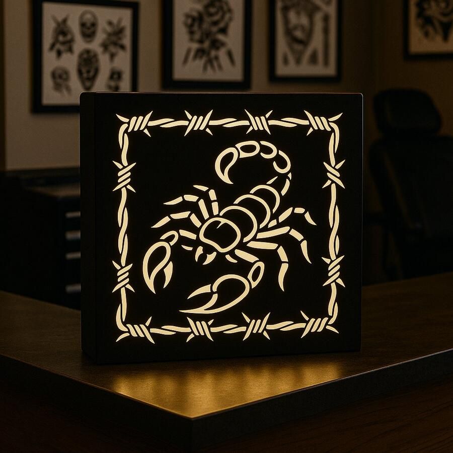 Schorpioen Tattoo Lightbox – Blackwork Style Barbed Wire Design Leeslampje Kinderen Cadeau Jongen Meisje of Baby Muur Decoratie Kunst Kinderkamer Babykamer Origineel Kraamcadeau of Geboorte Cadeau Wanddecoratie Dierenkamer Speelhoek