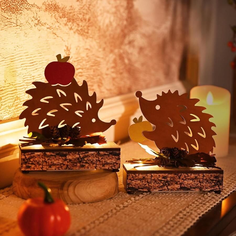 Set of 2 herfstdecoratie egel decoratieve figuren met LED timer gemaakt van roest kleurrijk metaal houten basis roestig aan beide zijden interieur ornament voor tafel