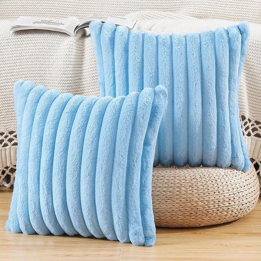 Set van 2 decoratieve kussenslopen 30x30 cm Fluffy pluche in lichtblauw voor bank en slaapkamer