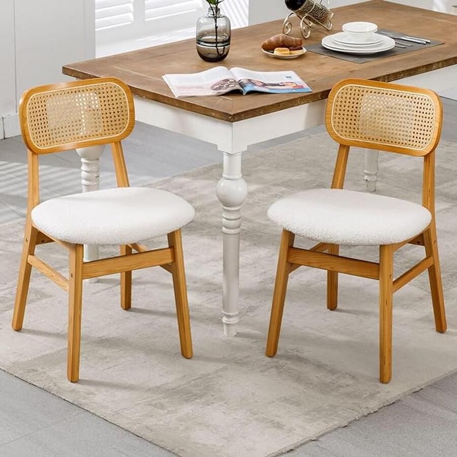 Set van 2 rotan eetkamerstoelen bekleed met zachte sherpa-stof. Deze retro bijzetstoelen met houten poten in beige bieden een stijlvolle en comfortabele toevoeging aan elke eetkamer