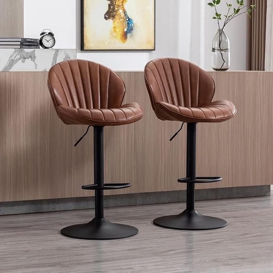 Set van 2 verstelbare fluwelen barkrukken met een zwarte voet. Deze luxe gevoerde hoge krukken in bruin zijn perfect voor de bar of keuken en combineren comfort met een elegant design