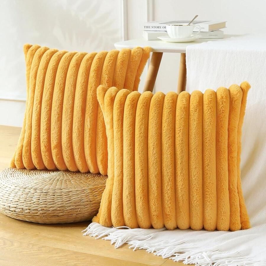 Allecto plus Set van 2 pluche fluwelen kussenhoezen voor bank en slaapkamer Zacht kunstbont Decoratieve kussenhoezen voor thuis en auto 40 x 40 cm Kurkuma kleurig