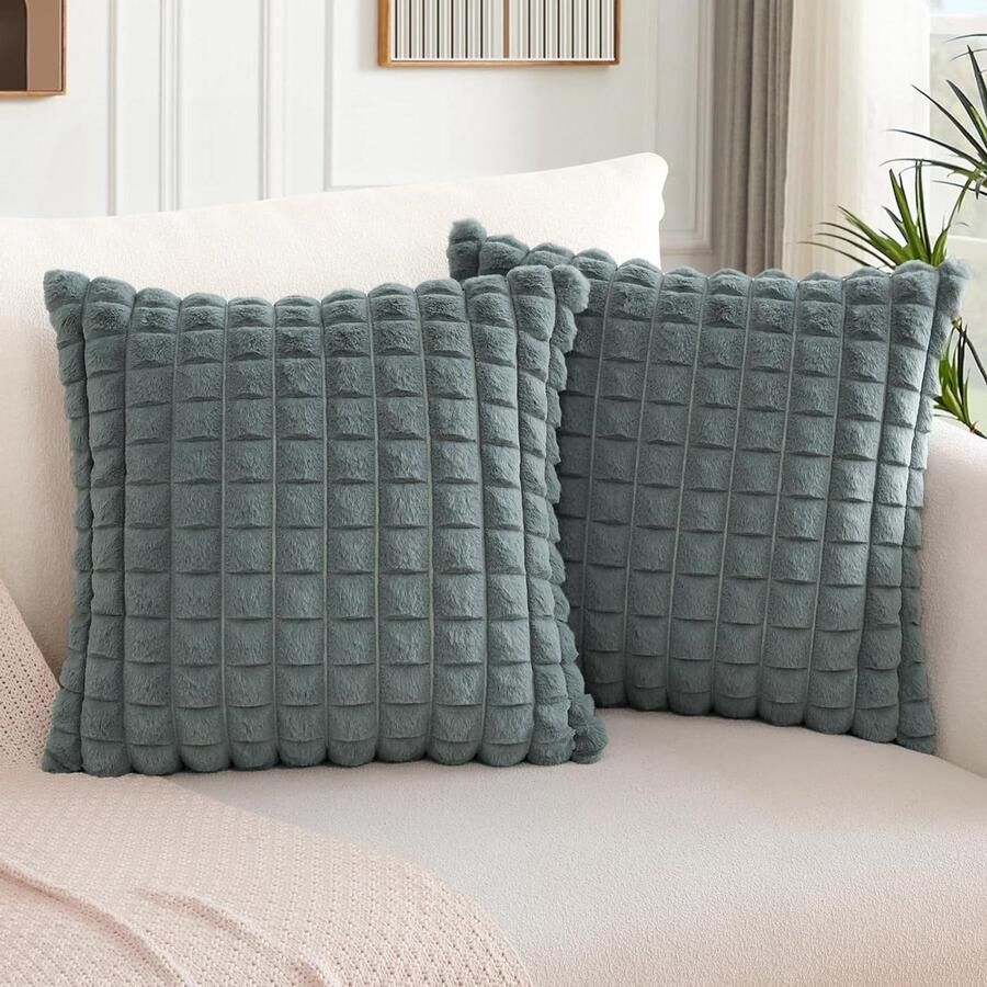 Allecto plus Set van 2 pluche kussenslopen in zacht kunstbont plaid textuur voor bank en slaapkamer grijs 60 x 60 cm