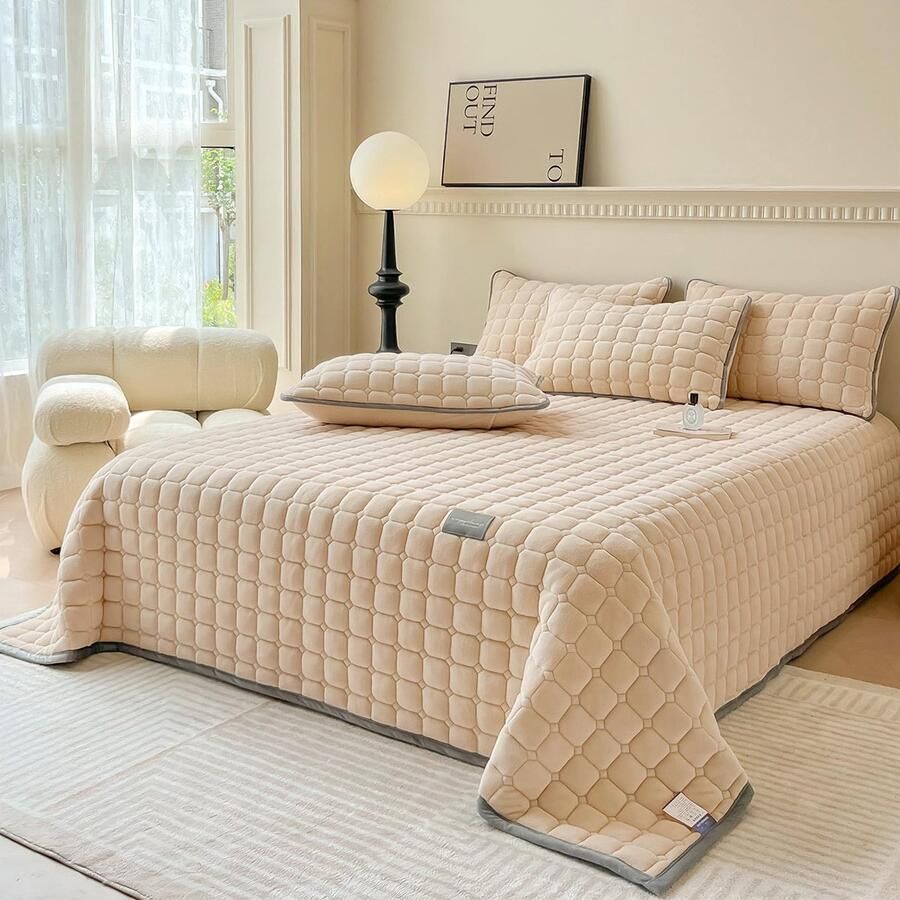 SHANNA Extra Groot Bedsprei: Licht Melk Fluwelen 3-delige Bedsprei 230 x 250 cm met 2 Kussenslopen 50 x 70 cm Elegant Tweepersoonsbed Gevoerd en Gewatteerd voor Woonkamer (Licht Camel)