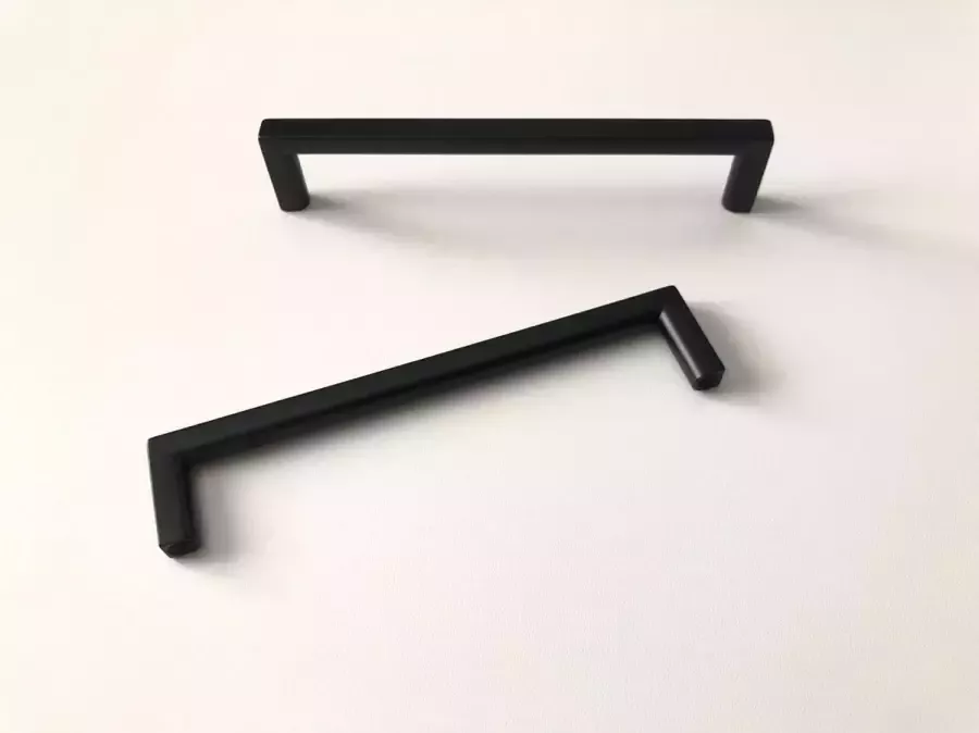 Kastenman Slanke meubelgreep mat zwart lengte 136 boormaat 128 mm keuken greep kastgreep zwarte greep vierkant incl. schroeven H004