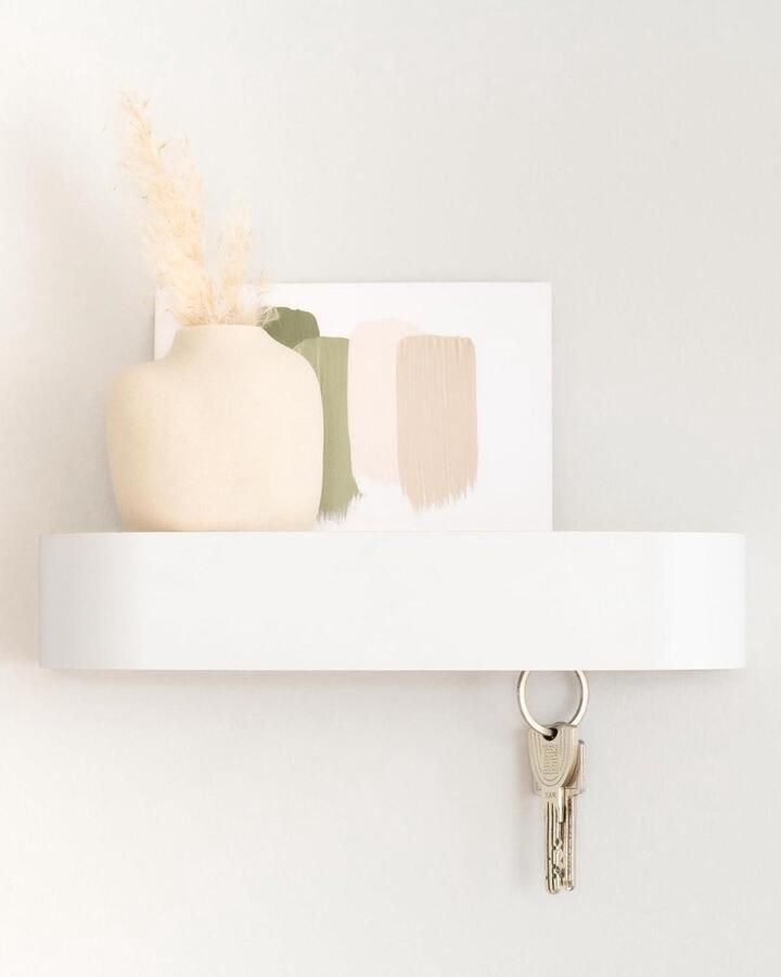 Minimalistisch sleutelhaak ontwerp uit Berlijn Moderne sleutelhouder met houten plank Sleutelrek als hal meubel voor de muur Wit