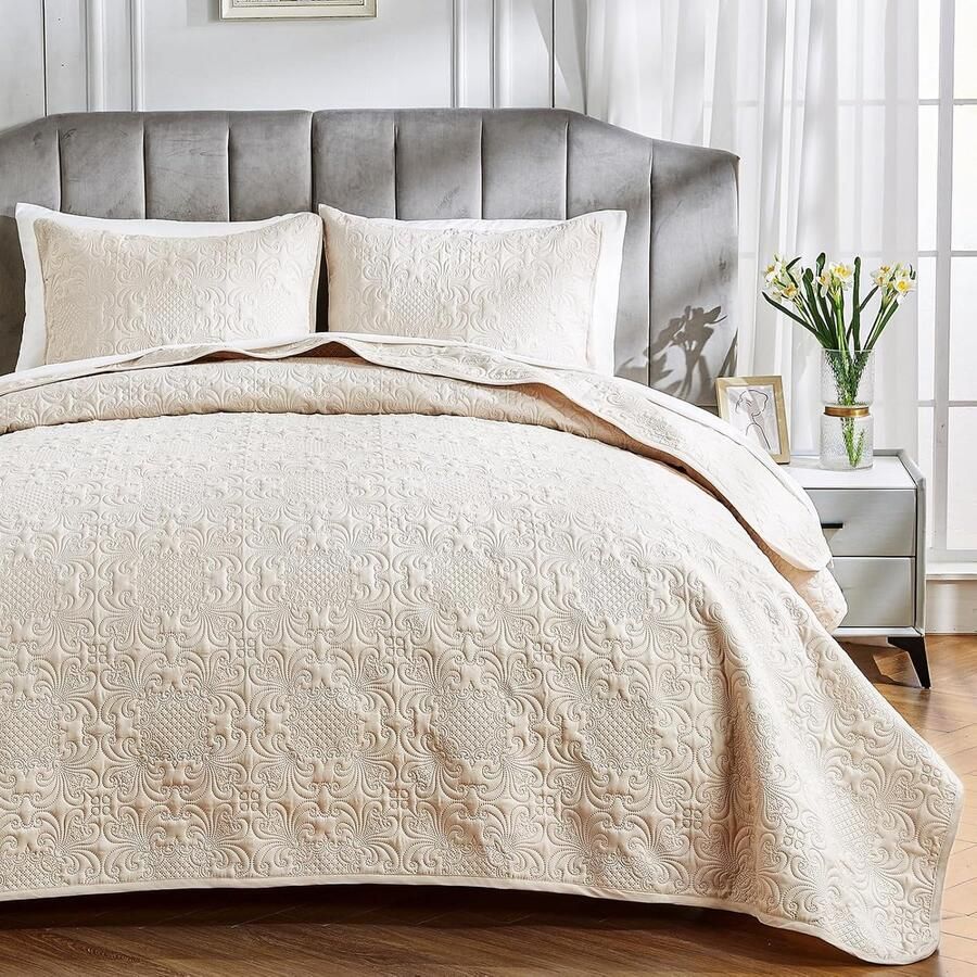 Sprei 220 x 240 cm beige ultrazachte sprei bedsprei van microvezel sprei beige ultrasoon genaaid met 2 kussenslopen bankdeken woondeken voor bed