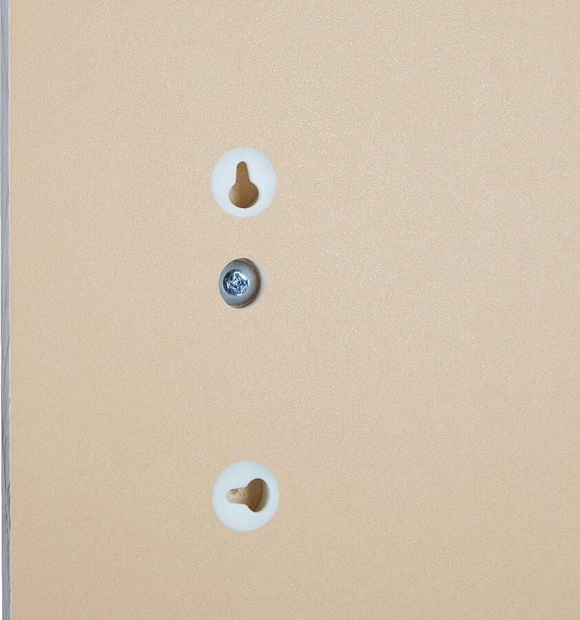 Stijlvolle Wandgarderobe Met Hoogglans Afwerking En Chromen Haken Voor Functionele Opslag