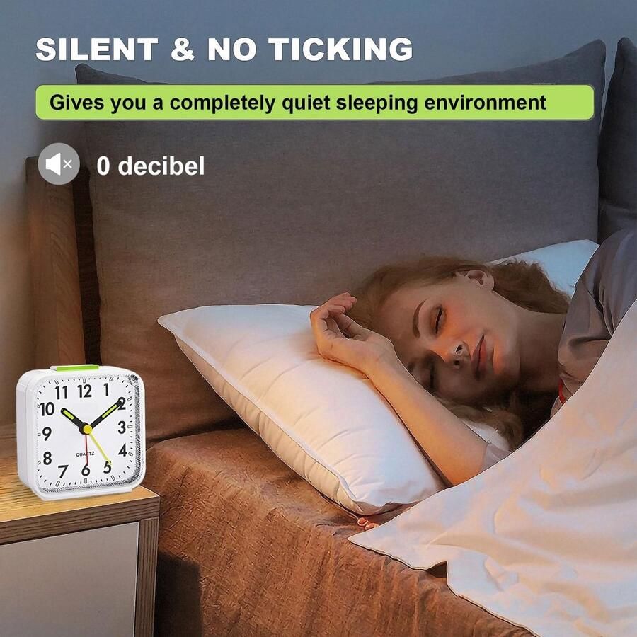 Stille analoge wekker vintage klok met oplopende pieptoon snooze-functie en nachtlampje op batterijen compact voor nachtkastje bureau tikt niet voor lichte slaap Wit