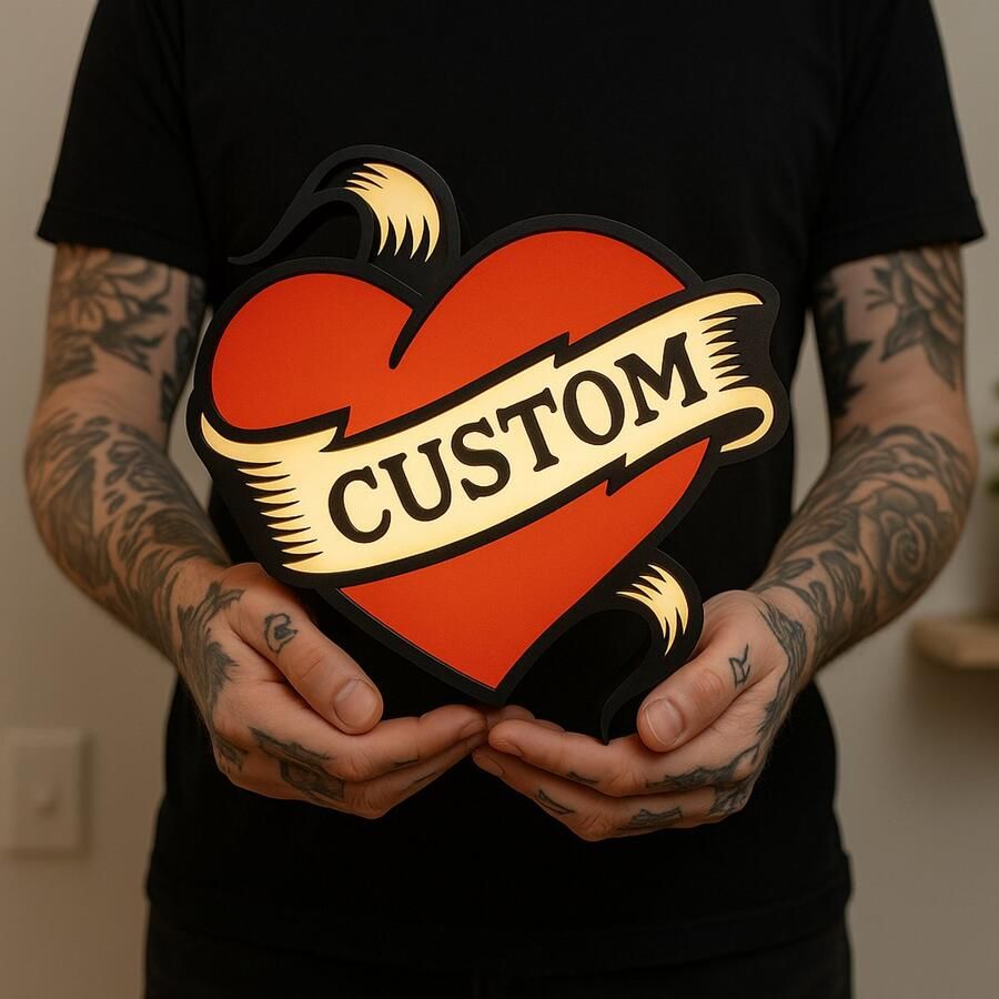 Tattoo Heart Lightbox – Custom Banner LED Wandlamp – Origineel Cadeau voor Tattoo Lover of Studio Leeslampje Kinderen Cadeau Jongen Meisje of Baby Muur Decoratie Kunst Kinderkamer Babykamer Origineel Kraamcadeau of Geboorte Cadeau