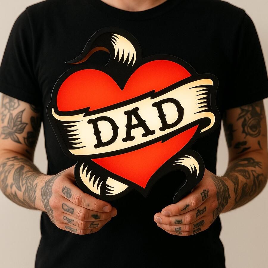 Tattoo Lightbox DAD Heart – LED Wandlamp Cadeau voor Tattoo Liefhebber of Vader Leeslampje Kinderen Cadeau Jongen Meisje of Baby Muur Decoratie Kunst Kinderkamer Babykamer Origineel Kraamcadeau of Geboorte Cadeau Wanddecoratie