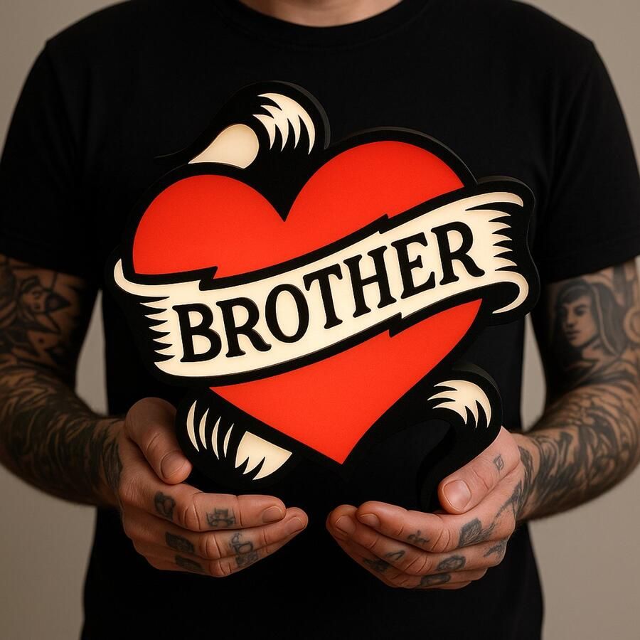 Tattoo Lightbox Heart Brother – LED Wandlamp Cadeau voor Broer Studio of Slaapkamer Leeslampje Kinderen Cadeau Jongen Meisje of Baby Muur Decoratie Kunst Kinderkamer Babykamer Origineel Kraamcadeau of Geboorte Cadeau Wanddecoratie