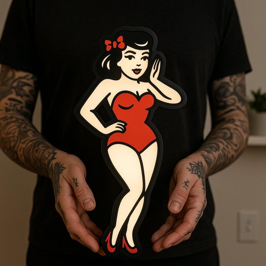 Tattoo Lightbox Pin Up Girl – LED Wandlamp Origineel Cadeau voor Tattoo Artist Studio Decor & Tattoo Fan Leeslampje Kinderen Cadeau Jongen Meisje of Baby Muur Decoratie Kunst Kinderkamer Babykamer Origineel Kraamcadeau of Geboorte