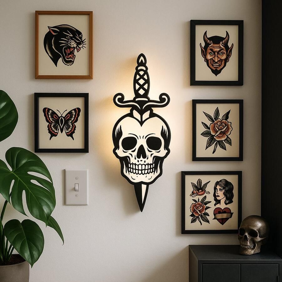 Tattoo Skull Dagger Lightbox – LED Wandlamp met Tattoo Design – Stoere Eyecatcher & Origineel Cadeau Leeslampje Kinderen Cadeau Jongen Meisje of Baby Muur Decoratie Kunst Kinderkamer Babykamer Origineel Kraamcadeau of Geboorte Cadeau