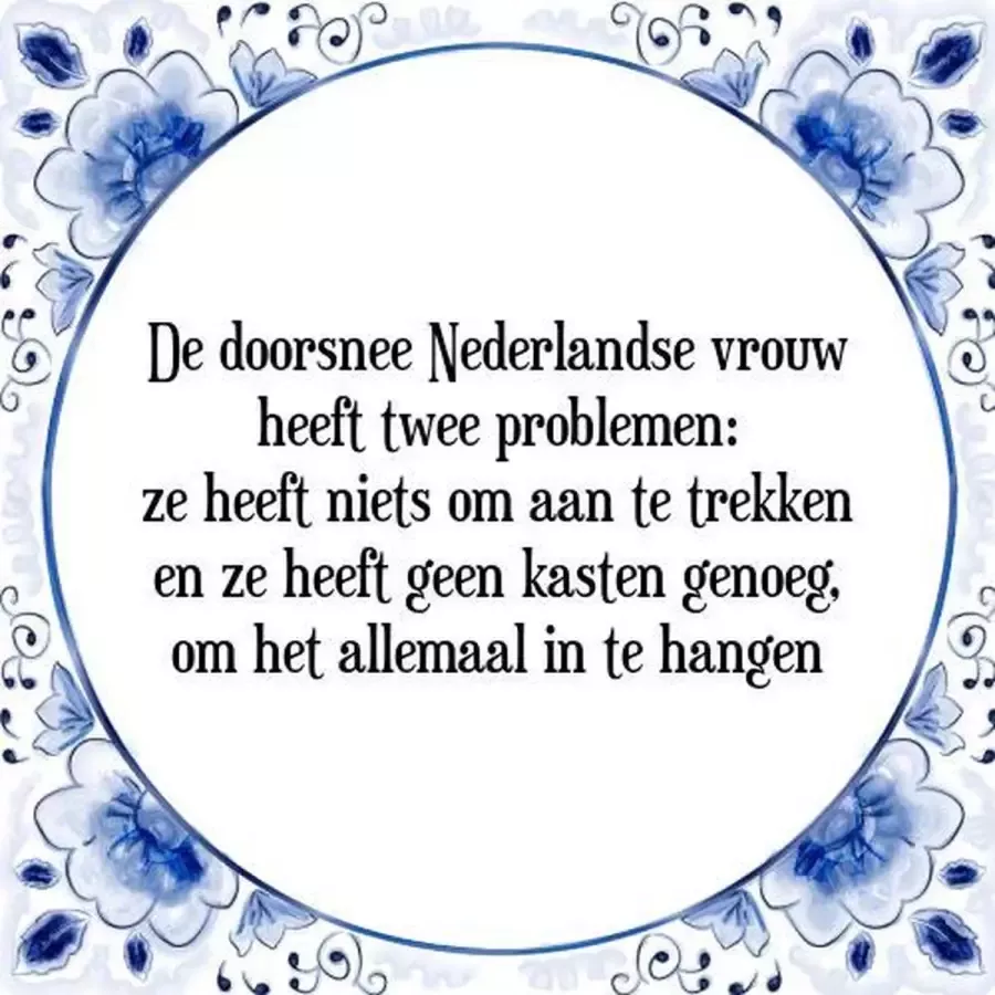 Tegeltje met Spreuk (Tegeltjeswijsheid): De doorsnee Nederlandse vrouw heeft twee problemen: ze heeft niets om aan te trekken en ze heeft geen kasten genoeg om het allemaal in te hangen + Kado verpakking & Plakhanger