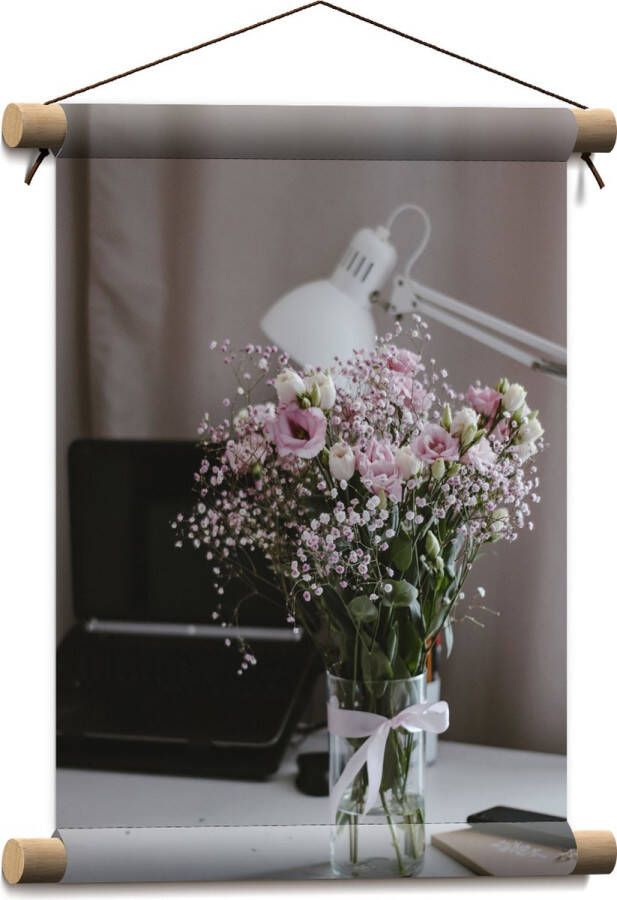 Textielposter Bloemen Boeket Water Strik Lamp Telefoon Bureau Laptop 30x40 cm Foto op Textiel