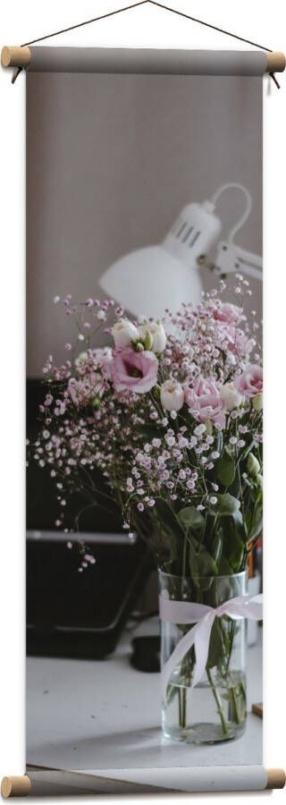 Textielposter Bloemen Boeket Water Strik Lamp Telefoon Bureau Laptop 30x90 cm Foto op Textiel