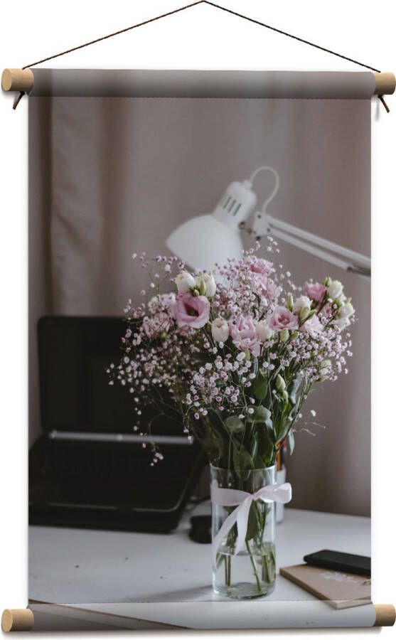 Textielposter Bloemen Boeket Water Strik Lamp Telefoon Bureau Laptop 40x60 cm Foto op Textiel