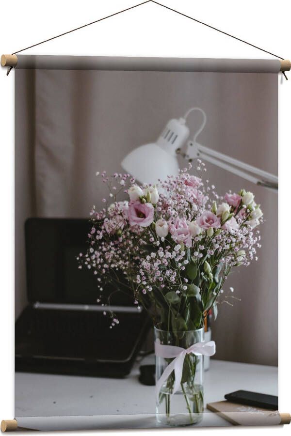 Textielposter Bloemen Boeket Water Strik Lamp Telefoon Bureau Laptop 60x80 cm Foto op Textiel