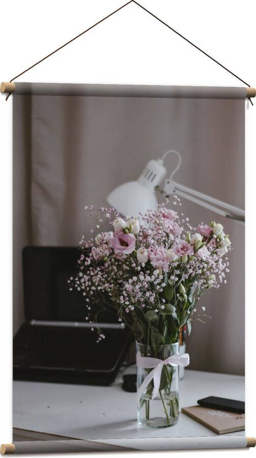 Textielposter Bloemen Boeket Water Strik Lamp Telefoon Bureau Laptop 60x90 cm Foto op Textiel