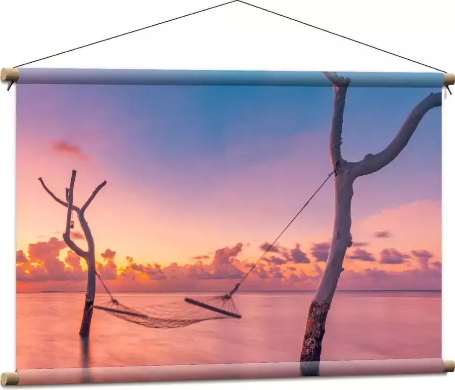 Textielposter Hangmat tussen Kale Takken in de Zee tijdens Zonsondergang 90x60 cm Foto op Textiel