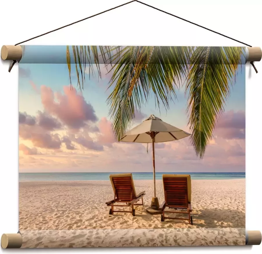Textielposter Twee Ligbedden op het Strand met Palmboom 40x30 cm Foto op Textiel