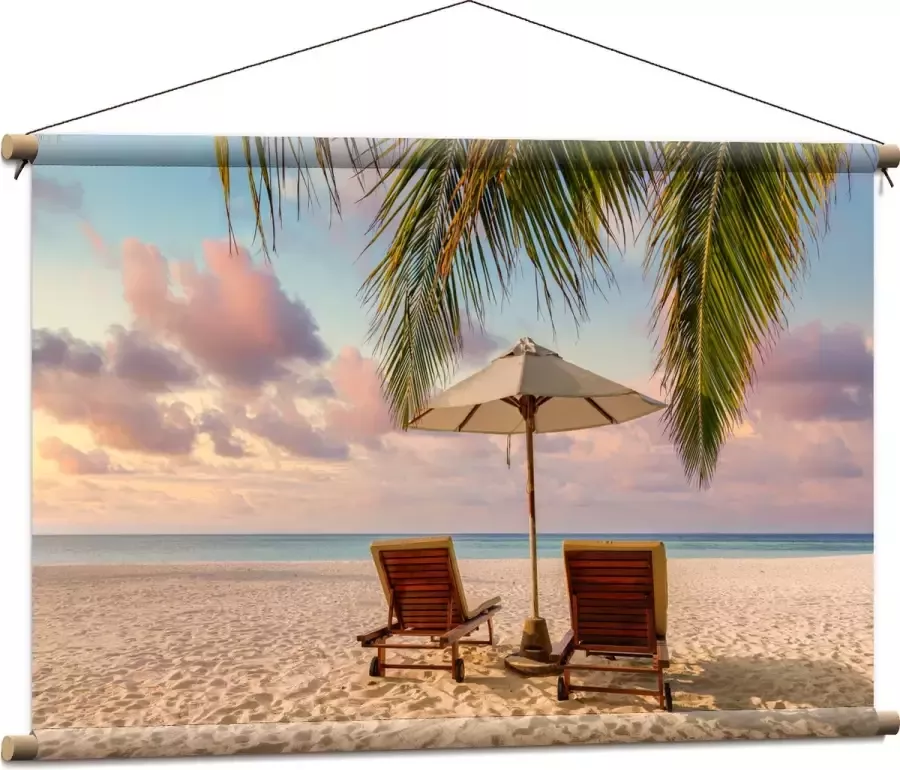 Textielposter Twee Ligbedden op het Strand met Palmboom 90x60 cm Foto op Textiel