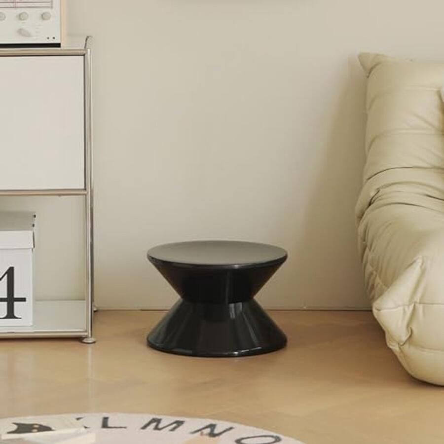 Trendy bijzettafel en funky bankkruk voor boho-decoratie