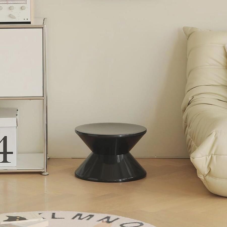 Trendy bijzettafel en funky bankkruk voor boho-decoratie