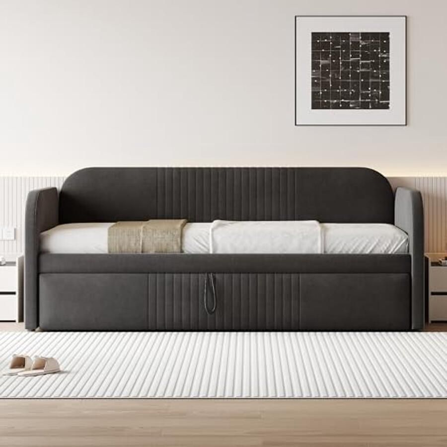 Uittrekbare slaapbank met verticale strepen – Comfortabel gestoffeerd bed voor logeerkamer