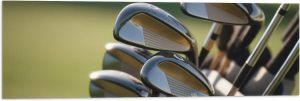 Vlag Golf Clubs in Trolley op Golfbaan 90x30 cm Foto op Polyester Vlag