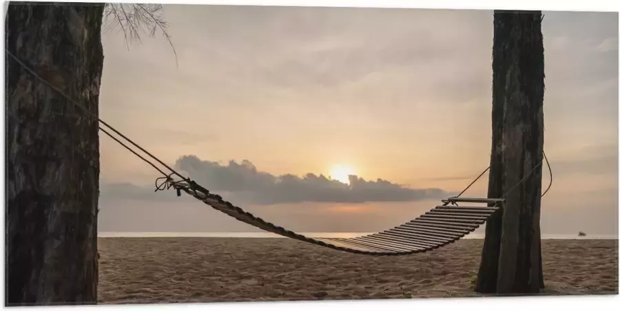 Vlag Houten Hangmat tussen Hoge Bomen op het Strand bij Ondergaande Zon 100x50 cm Foto op Polyester Vlag