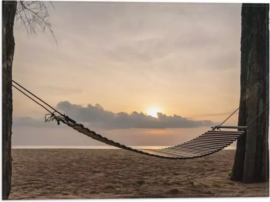 Vlag Houten Hangmat tussen Hoge Bomen op het Strand bij Ondergaande Zon 40x30 cm Foto op Polyester Vlag