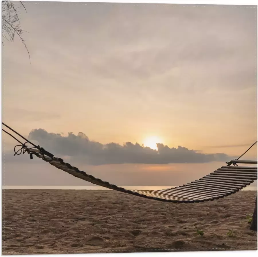 Vlag Houten Hangmat tussen Hoge Bomen op het Strand bij Ondergaande Zon 50x50 cm Foto op Polyester Vlag