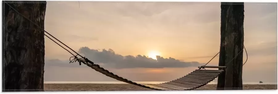 Vlag Houten Hangmat tussen Hoge Bomen op het Strand bij Ondergaande Zon 60x20 cm Foto op Polyester Vlag