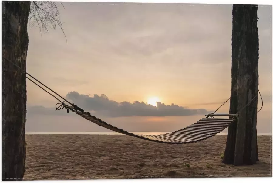 Vlag Houten Hangmat tussen Hoge Bomen op het Strand bij Ondergaande Zon 60x40 cm Foto op Polyester Vlag