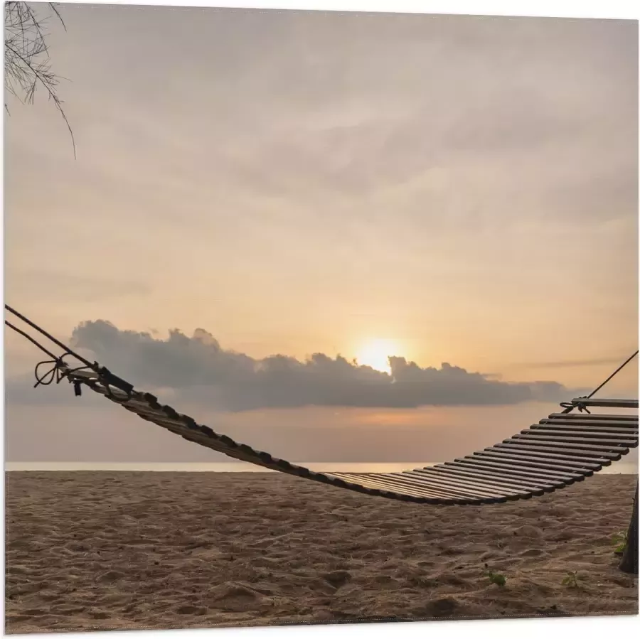 Vlag Houten Hangmat tussen Hoge Bomen op het Strand bij Ondergaande Zon 80x80 cm Foto op Polyester Vlag