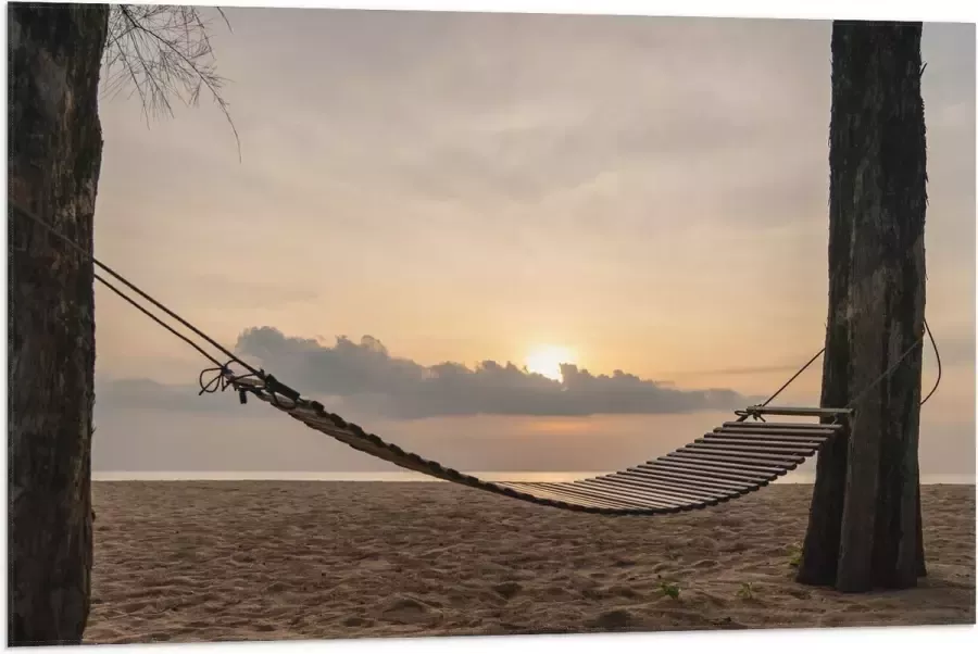 Vlag Houten Hangmat tussen Hoge Bomen op het Strand bij Ondergaande Zon 90x60 cm Foto op Polyester Vlag