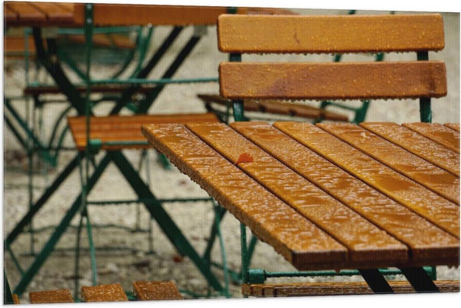 Vlag Tafel Stoelen Regen Druppels Nat Hout 105x70 cm Foto op Polyester Vlag
