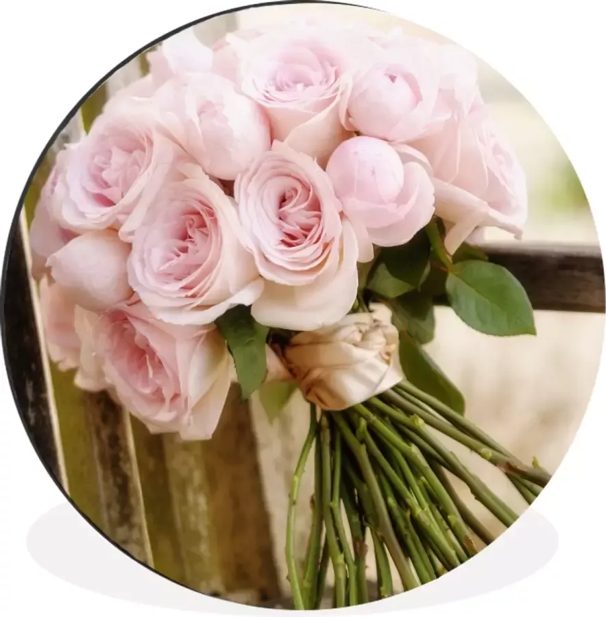 WallCircle Wandcirkel Muurcirkel Een boeket van roze rozen op een houten bank Aluminium Dibond ⌀ 60 cm Binnen en Buiten