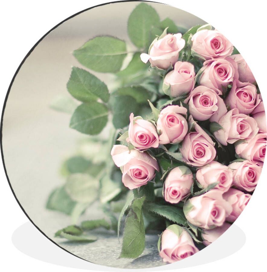 WallCircle Wandcirkel Muurcirkel Een grote boek van roze rozen ligt op een tafel. Aluminium Dibond ⌀ 140 cm Binnen en Buiten