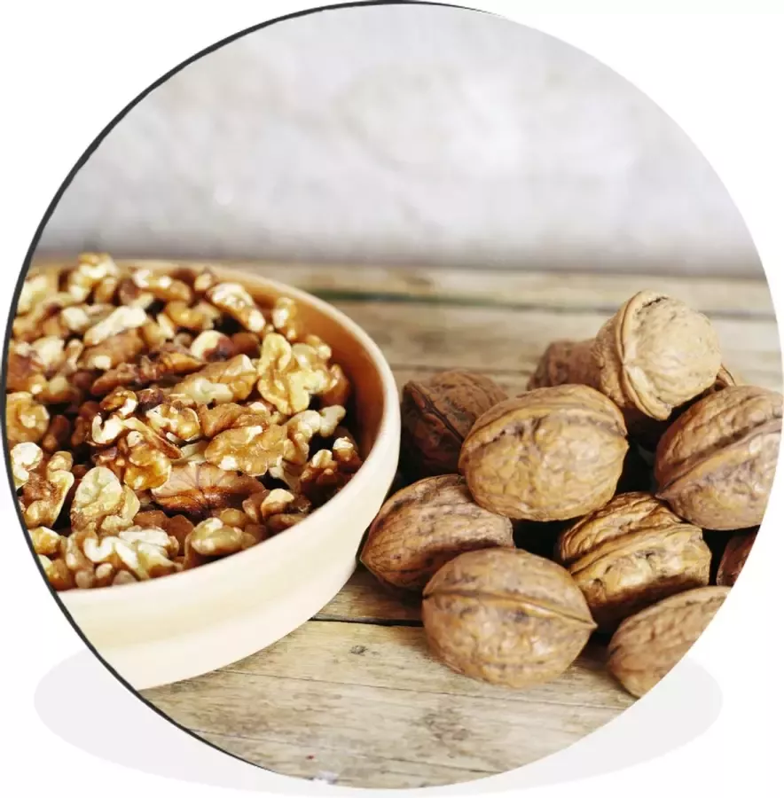 WallCircle Wandcirkel Muurcirkel Hele en gekrakte walnoten op een houten tafel Aluminium Dibond ⌀ 90 cm Binnen en Buiten